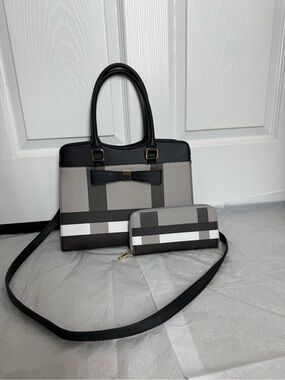 Stylish Gray Plaid Tote Bag with Matching Wallet